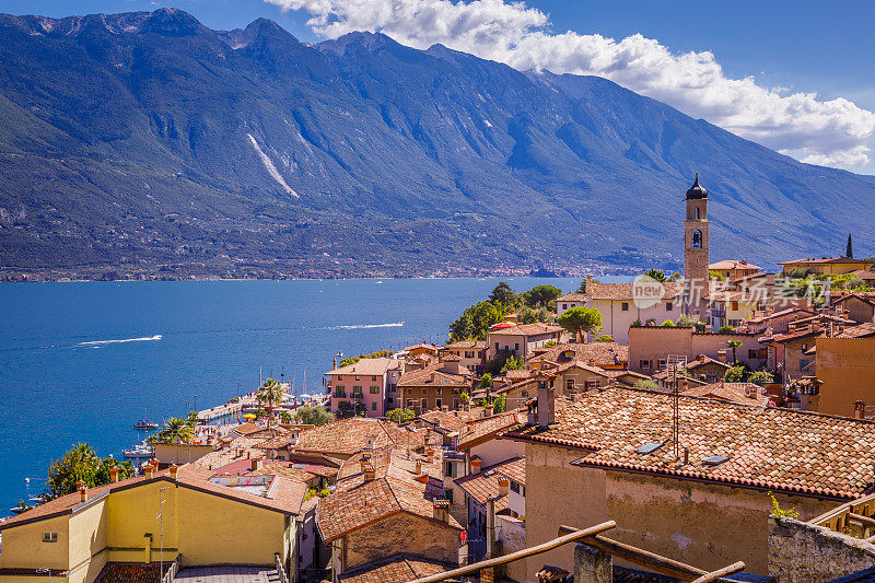 意大利 Limone Sul Garda 上方的加尔达湖和特伦蒂诺阿尔卑斯山